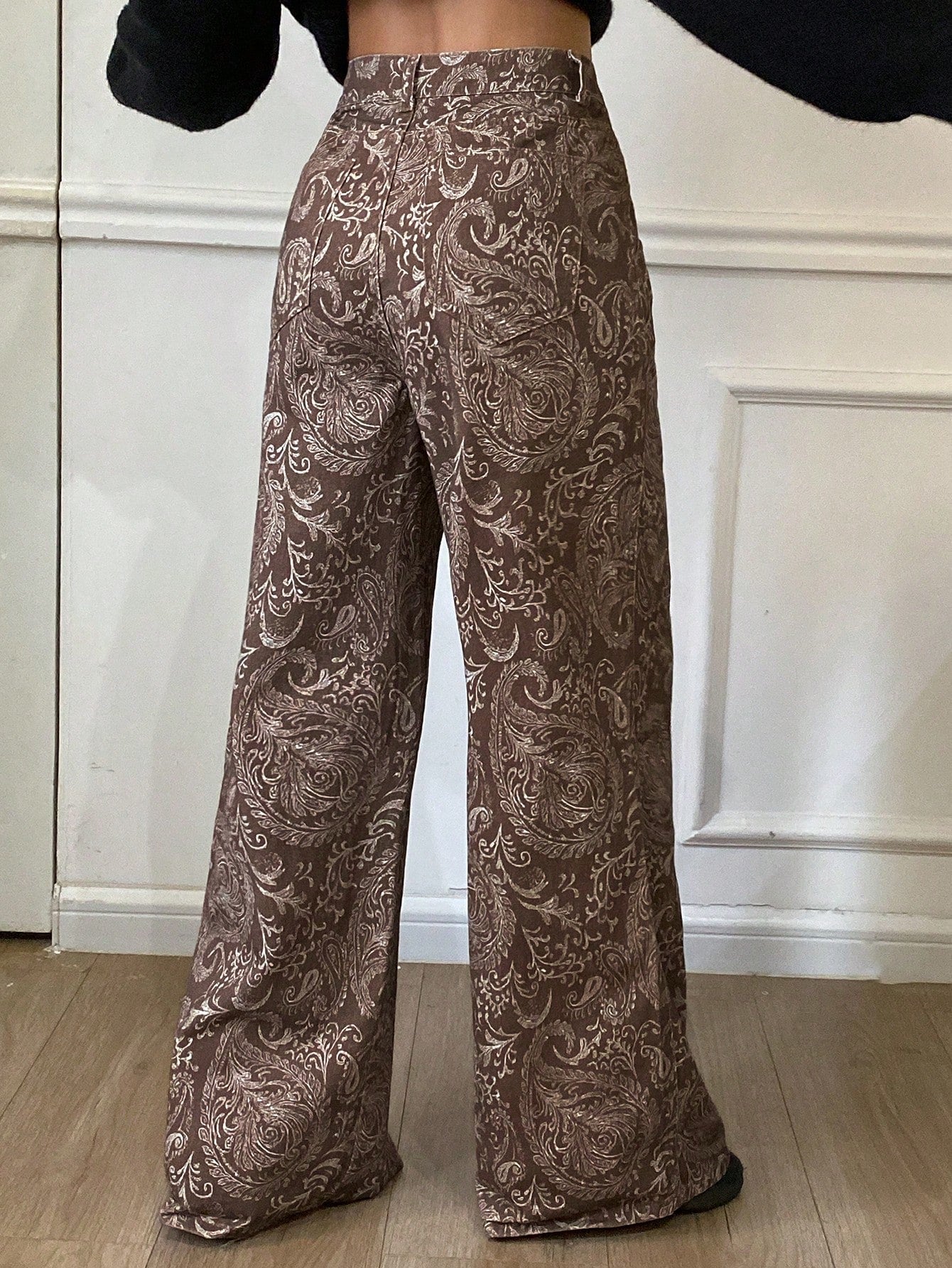 Jeans Bordados con Estampado Floral – Estilo Bohemio