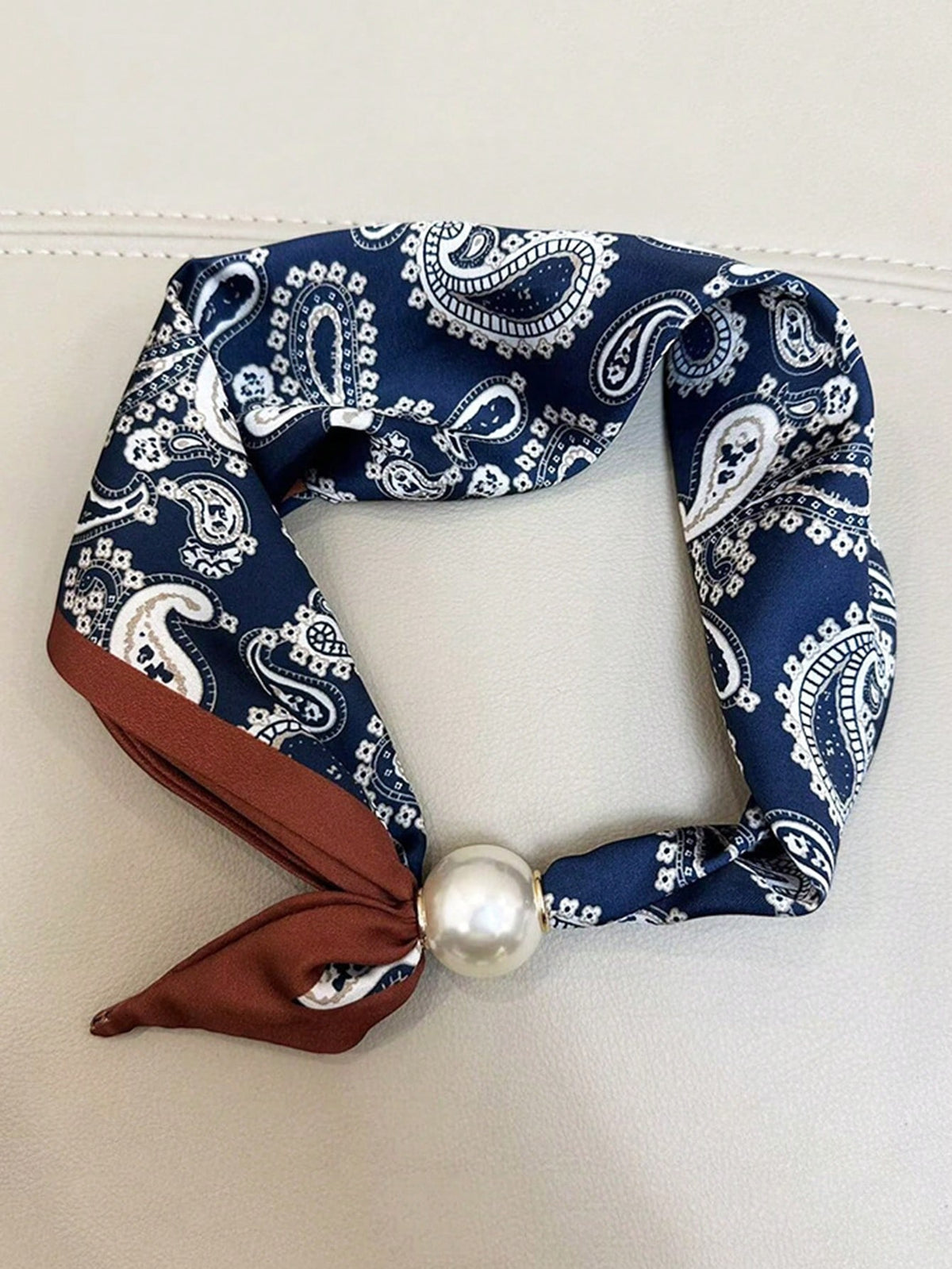 Pañuelo con Broche Magnético – Efecto Perlas