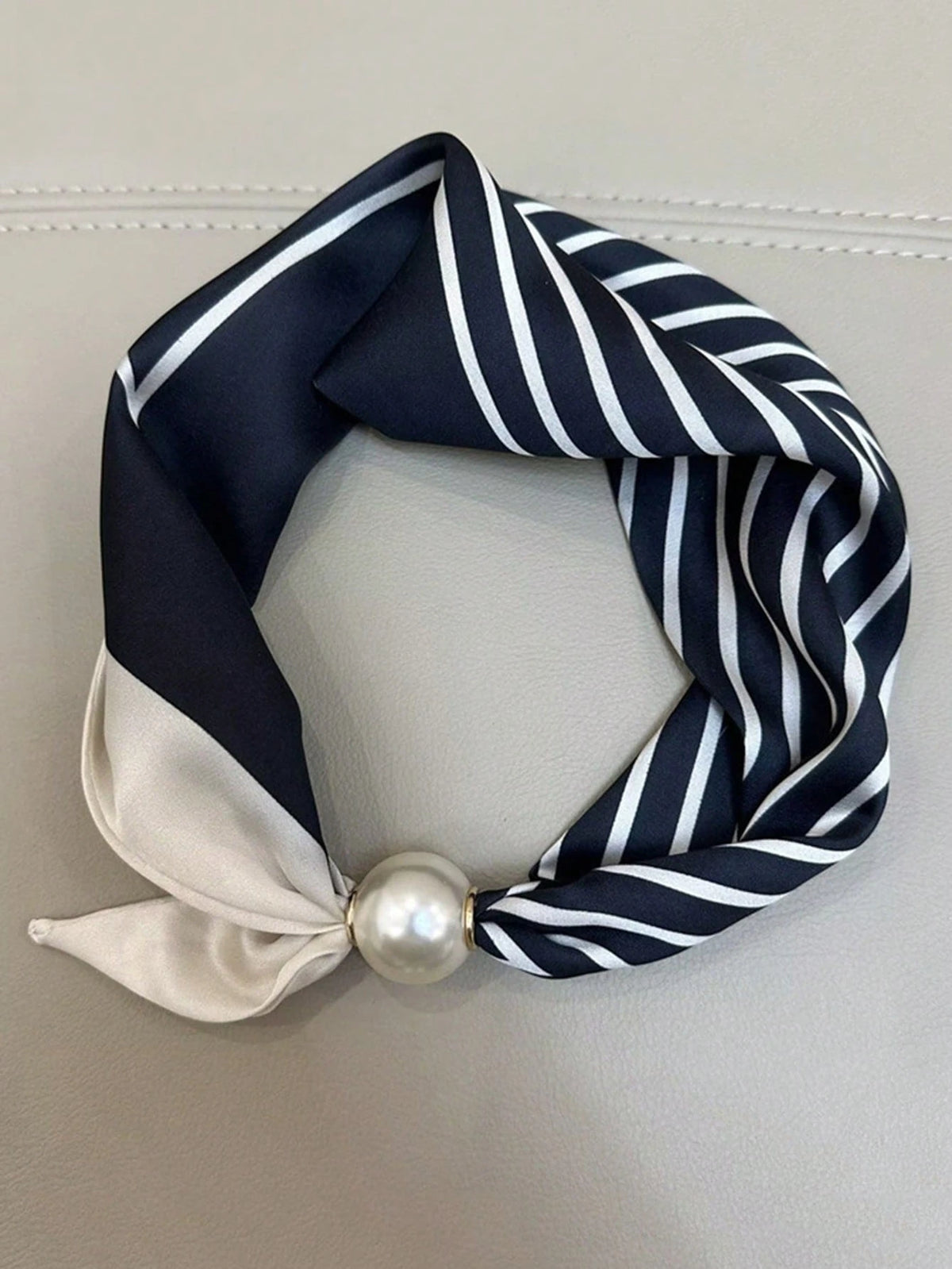 Pañuelo con Broche Magnético – Efecto Perlas