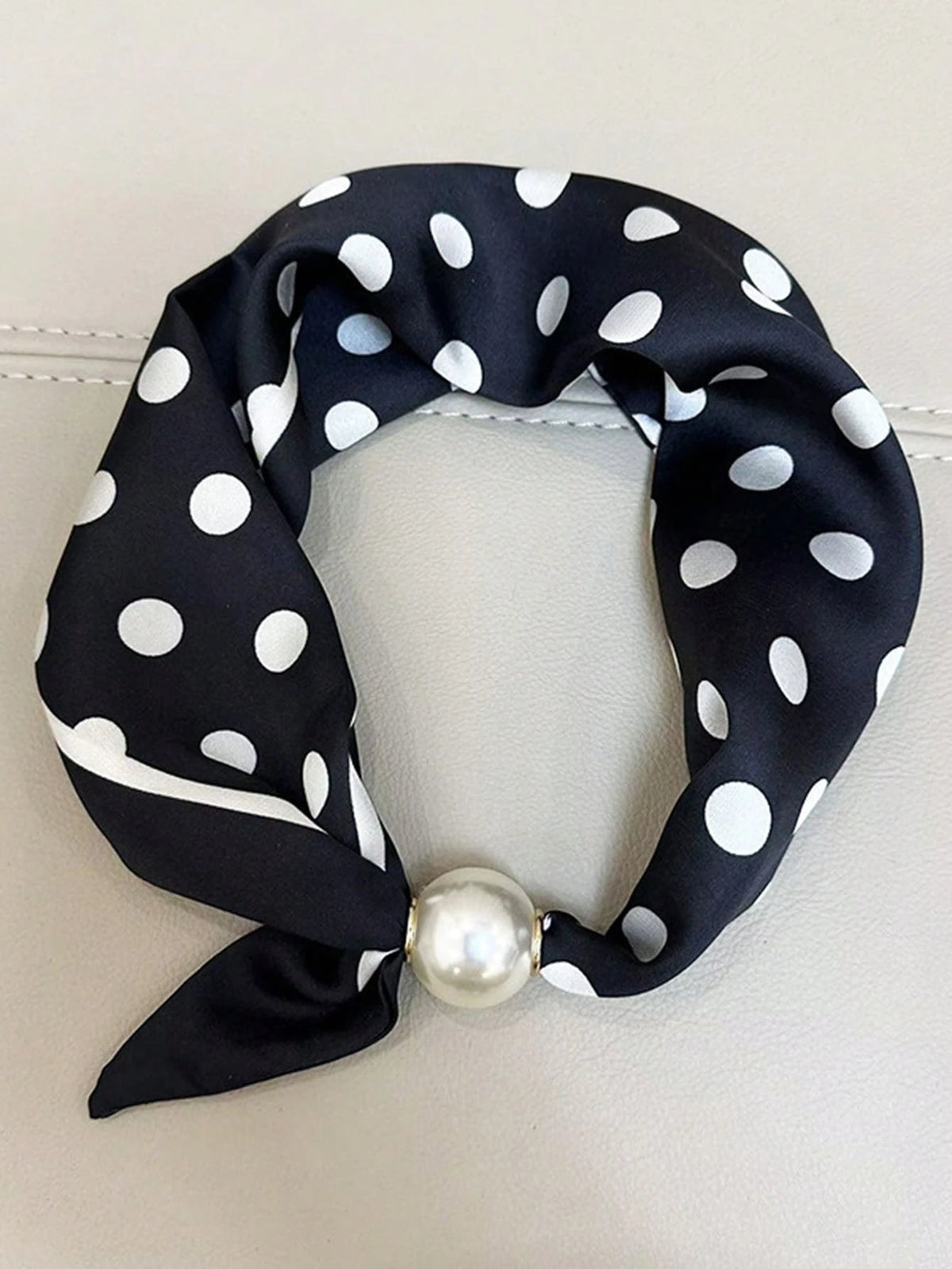 Pañuelo con Broche Magnético – Efecto Perlas
