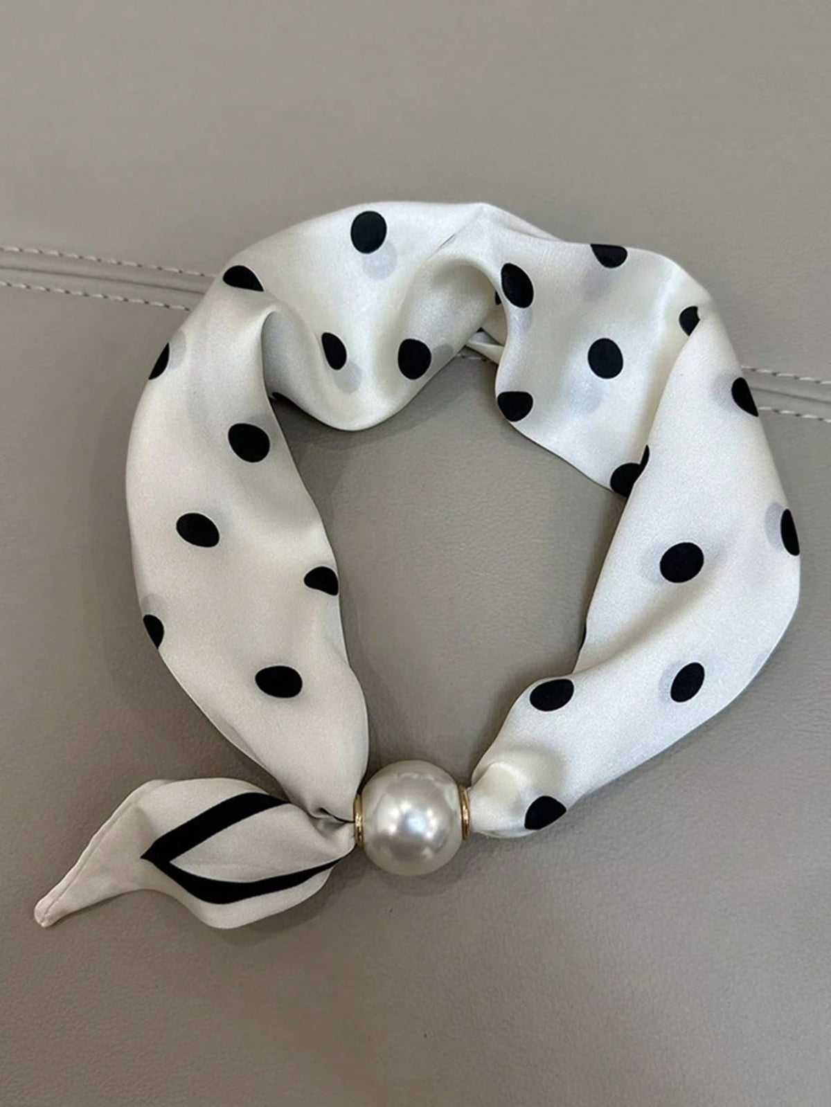 Pañuelo con Broche Magnético – Efecto Perlas
