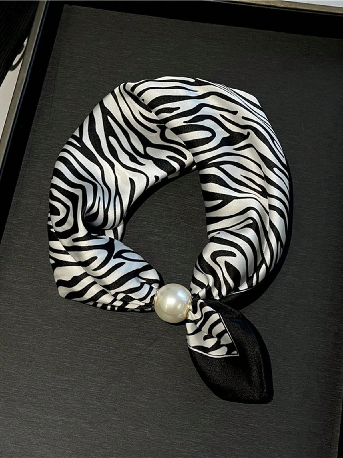 Pañuelo con Broche Magnético – Efecto Perlas