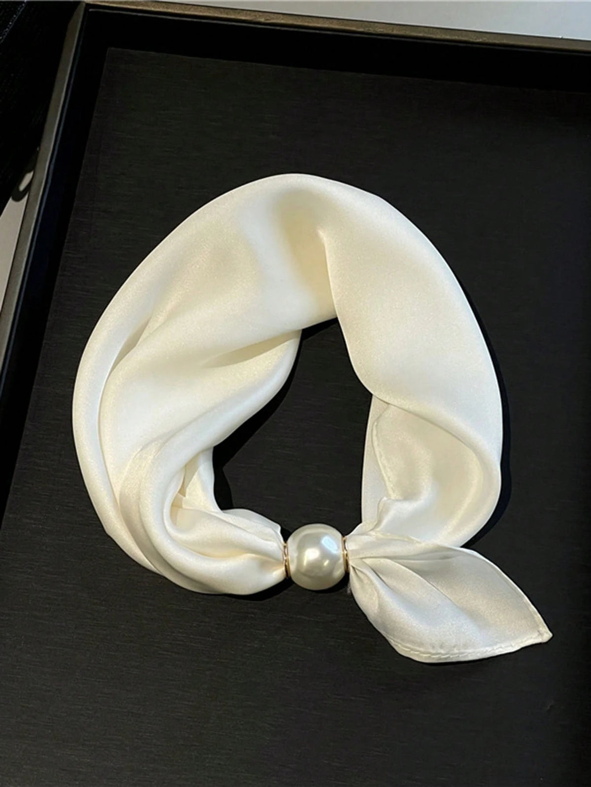 Pañuelo con Broche Magnético – Efecto Perlas