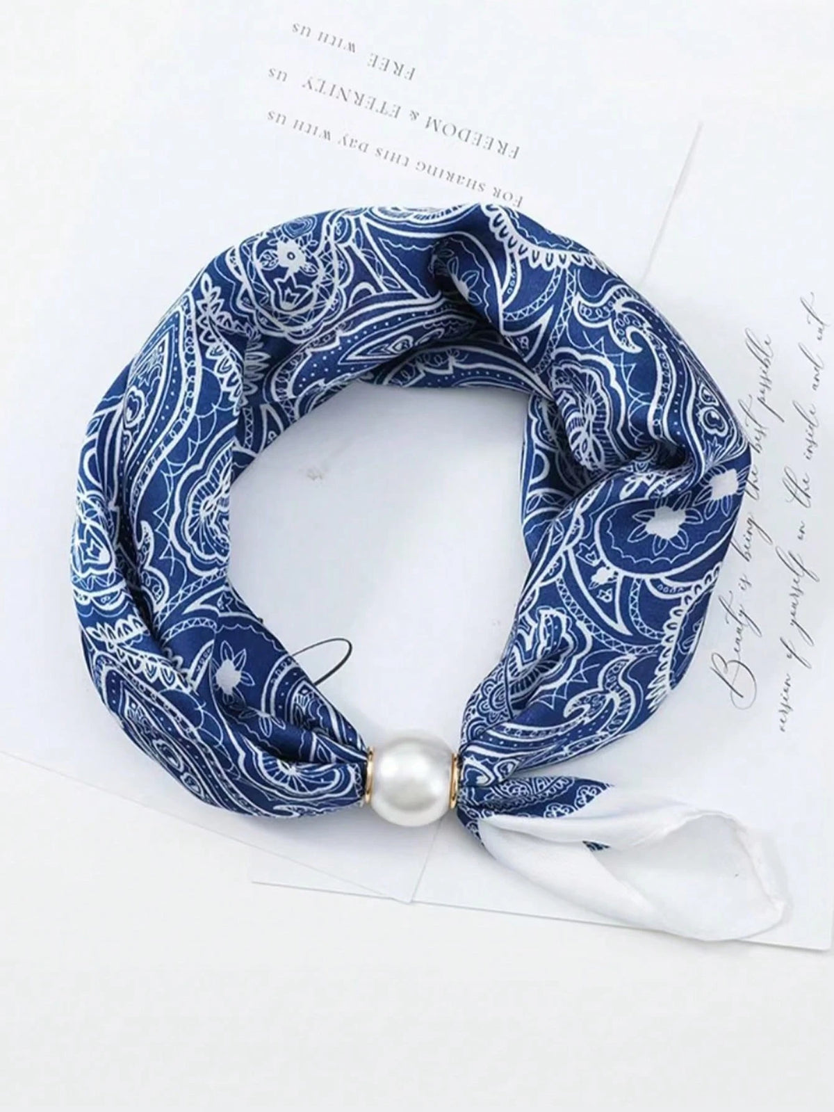 Pañuelo con Broche Magnético – Efecto Perlas