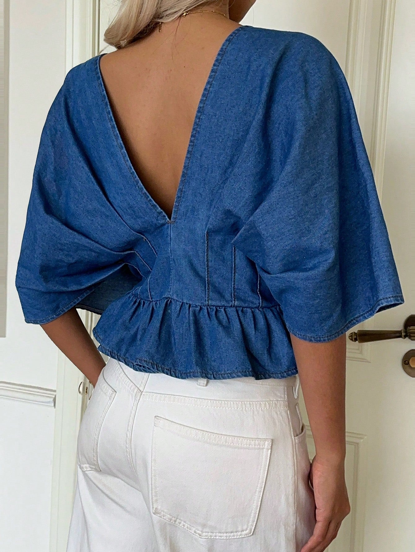 Blusa Vaquera con Cuello en V y Volantes