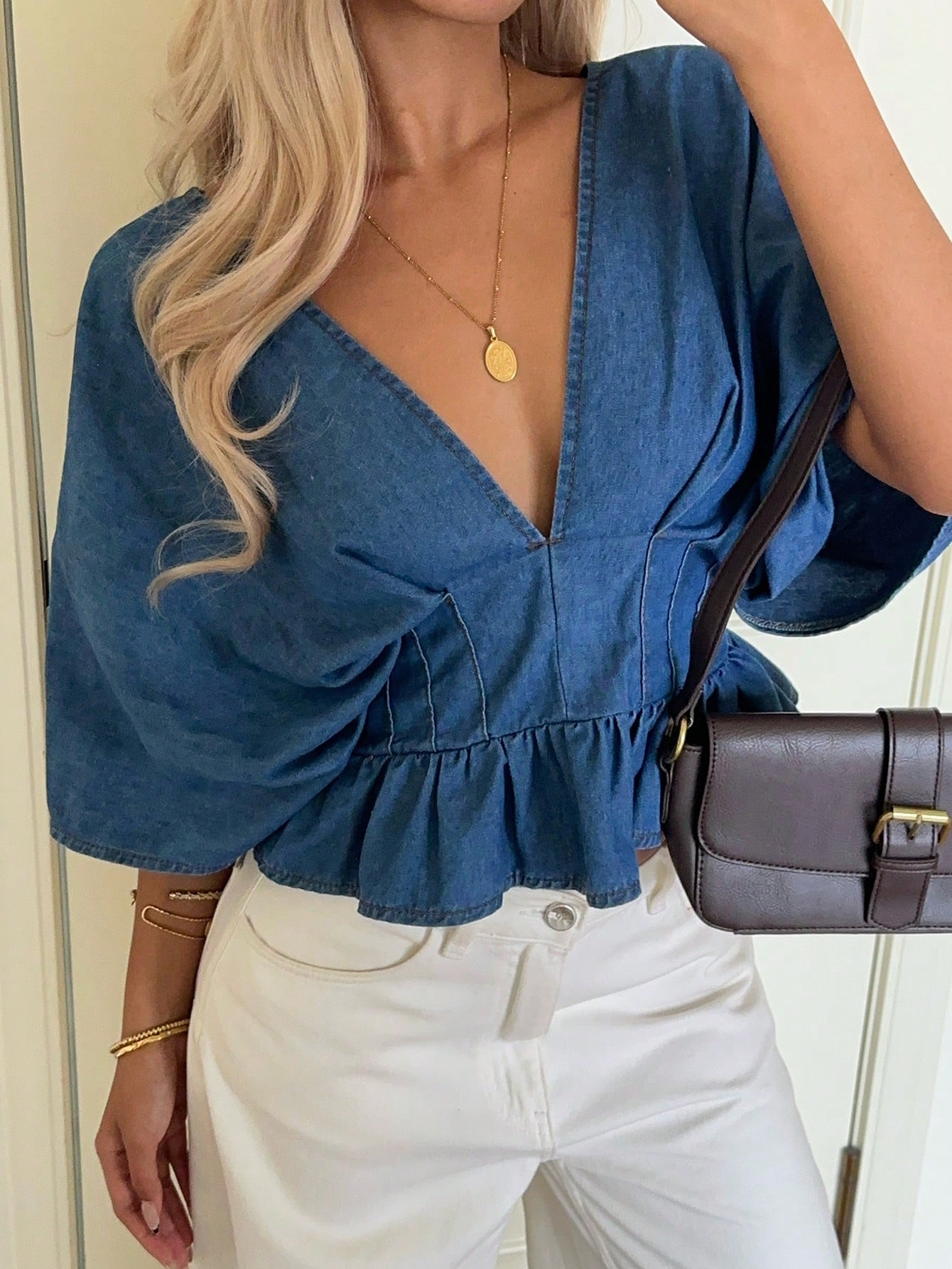 Blusa Vaquera con Cuello en V y Volantes