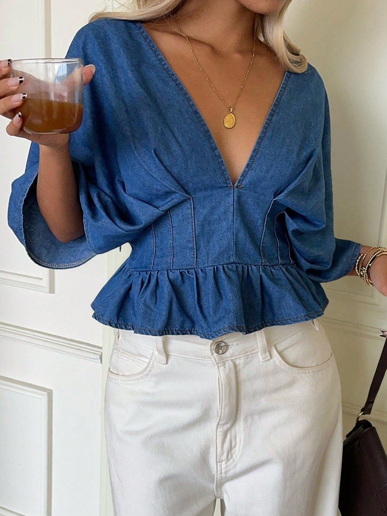 Blusa Vaquera con Cuello en V y Volantes