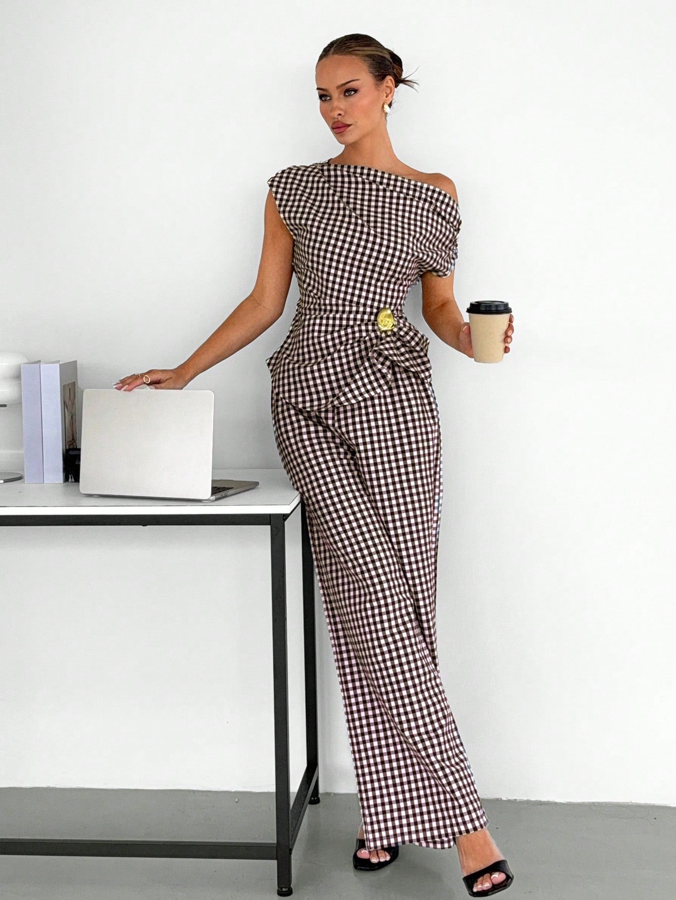 Conjunto de Top con Volantes y Pantalón de Pierna Ancha a Cuadros
