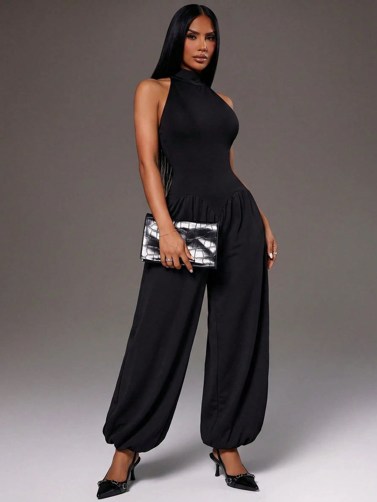 Mono Negro con Escote Halter