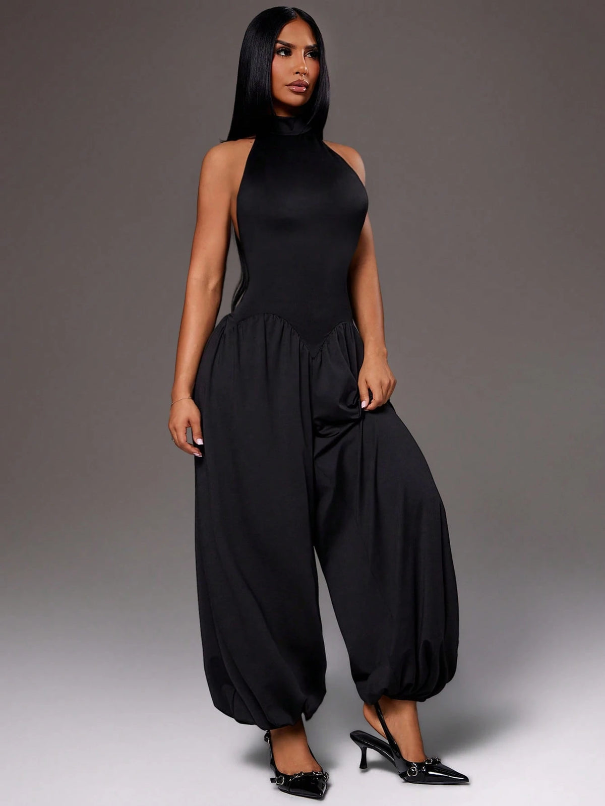 Mono Negro con Escote Halter