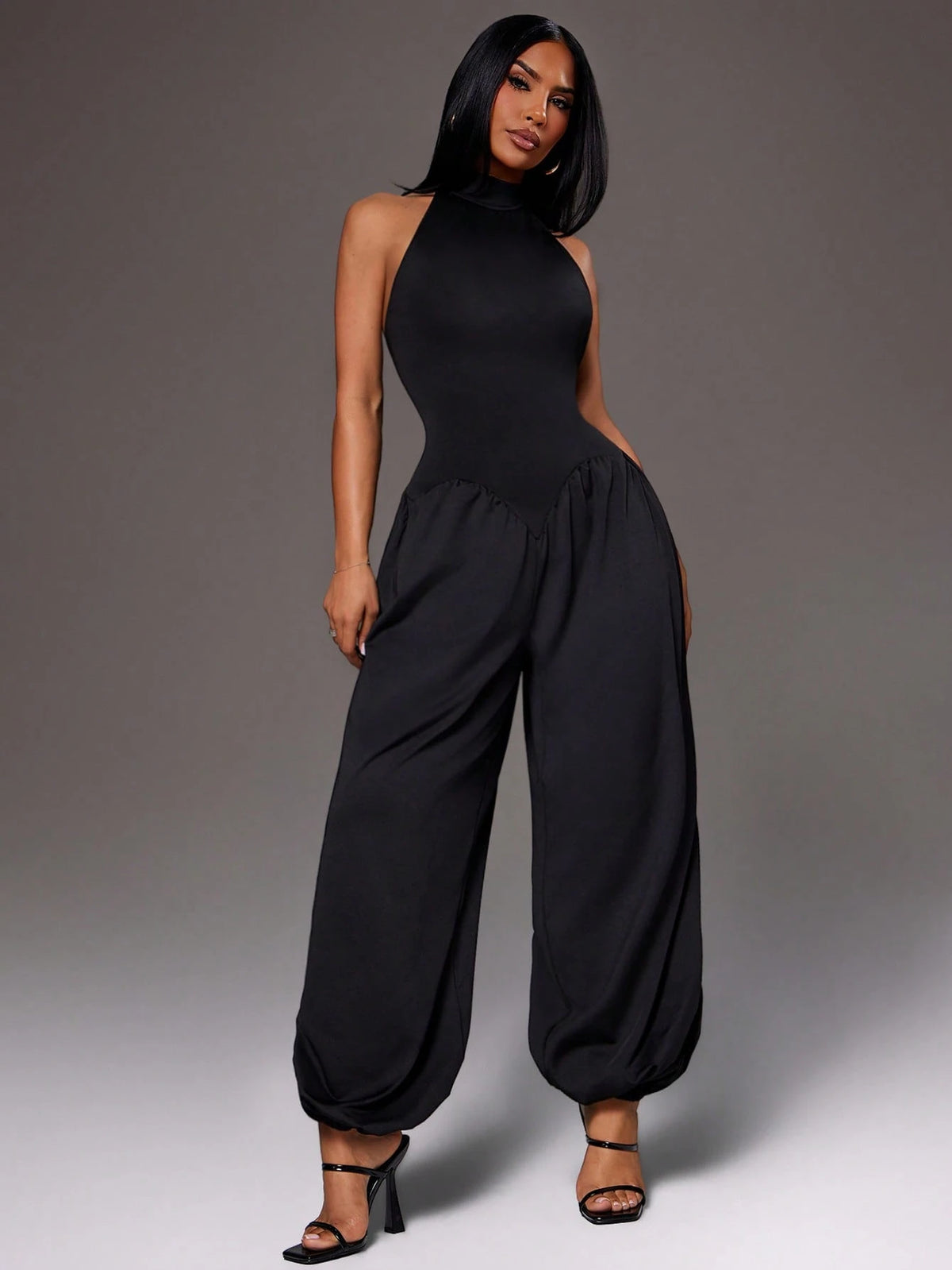 Mono Negro con Escote Halter