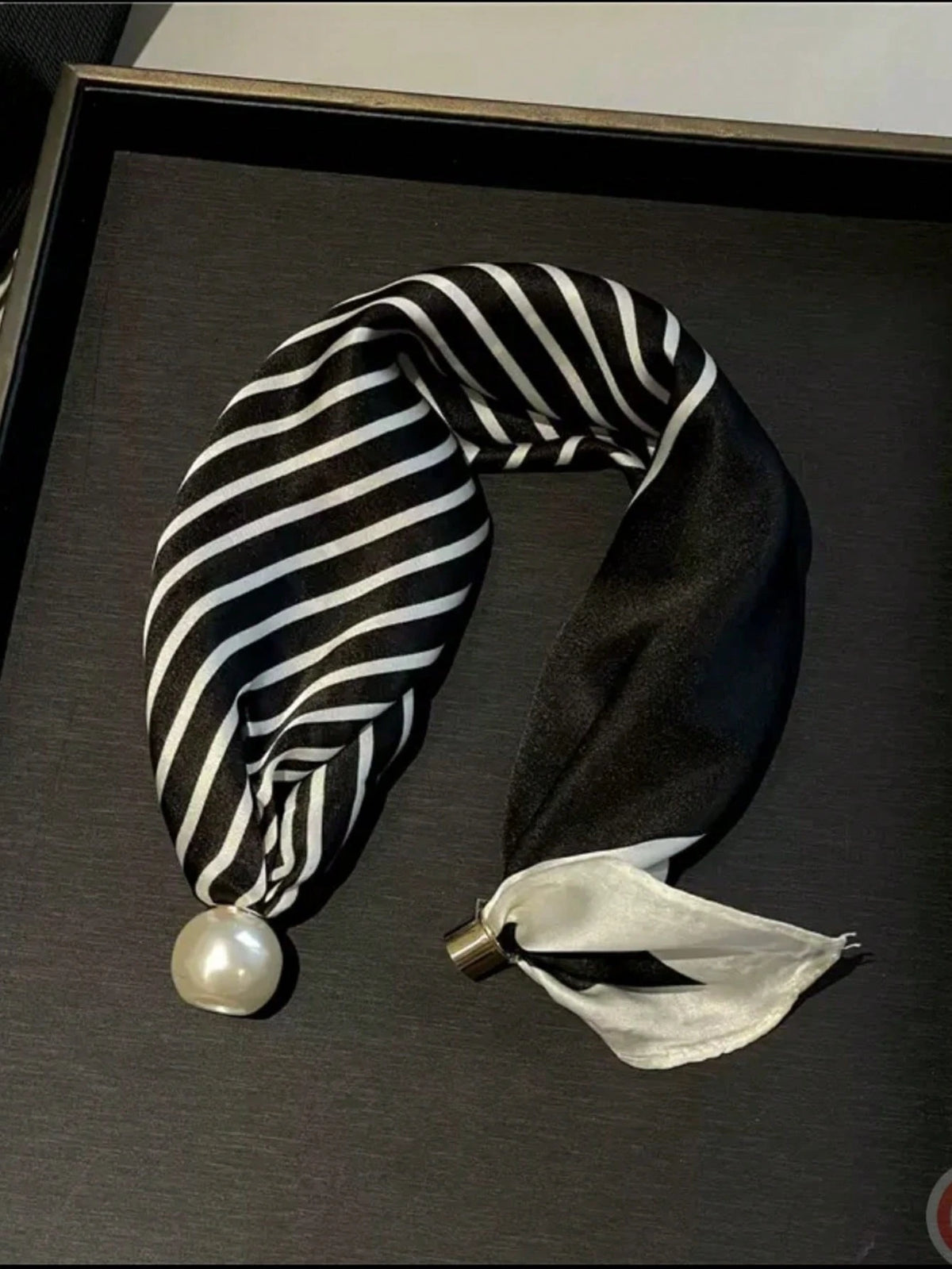 Pañuelo con Broche Magnético – Efecto Perlas